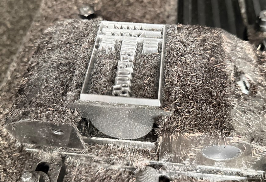 Gravurplatte bei der Bearbeitung auf einer Graviermaschine bei DREHER Graviertechnik