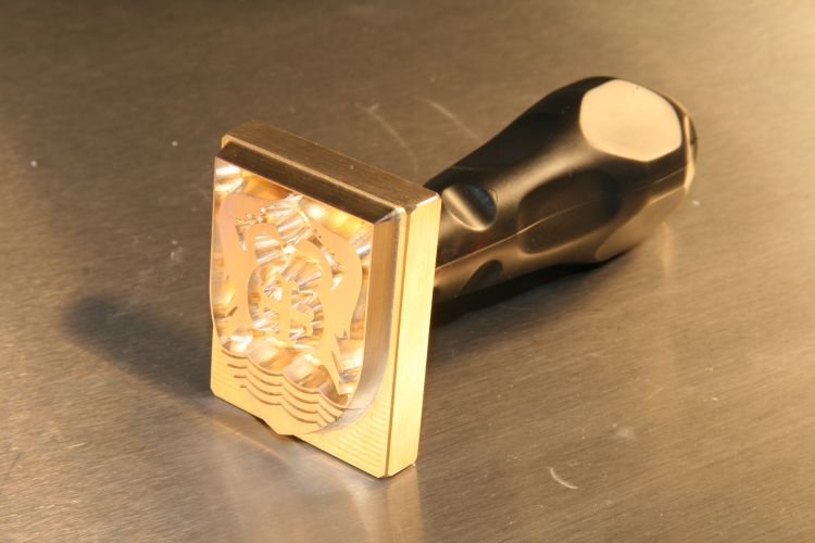 Tonstempel aus Messing mit individuell graviertem Logo