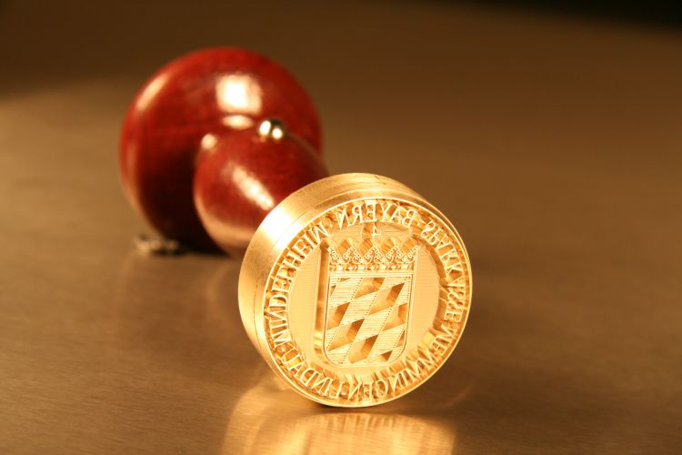 Erhaben graviertes Dienstsiegel mit Bundesadler und Umschrift