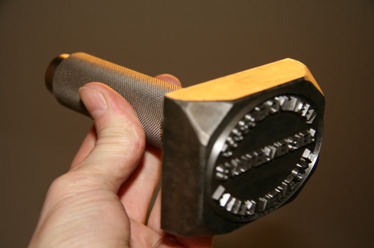Leder-Handschlagstempel mit eingeschraubtem Griff
