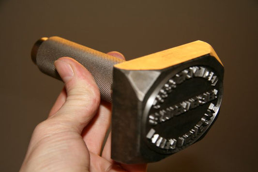 Leder-Handschlagstempel mit eingeschraubtem Griff